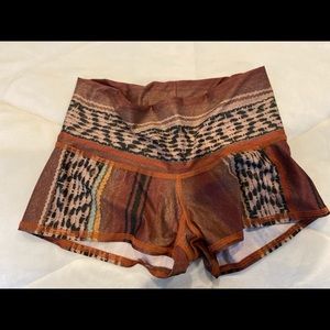 Teeki sun short- red border towns print